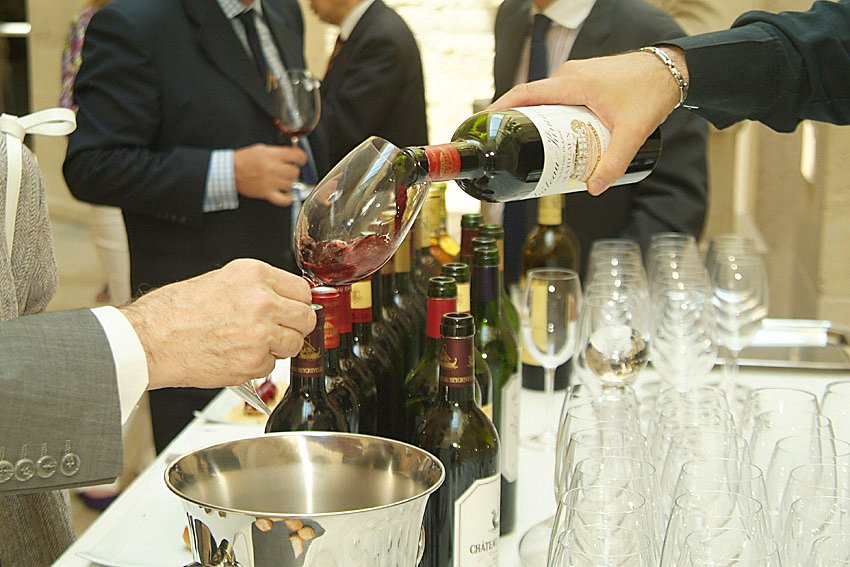 Buffet-de-vins-et-degustation-des-membres-asocies-des-Chateaux-des-vins-de-lAcademie-du-Vin-de-Bordeaux-1.JPG